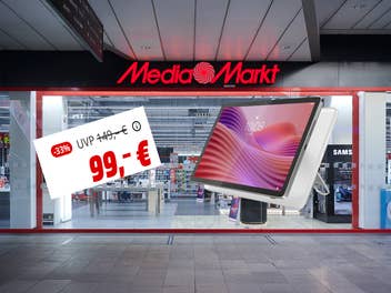 Lenovo Tab mit Angebotspreis und MediaMarkt Lager im Hintergrund