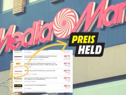 MediaMarkt-Schriftzug eines Ladengeschäfts als Hintergrund; im Vordergrund ein Screenshot eines Preisvergleichs mit dem Hinaweis auf ein Label 