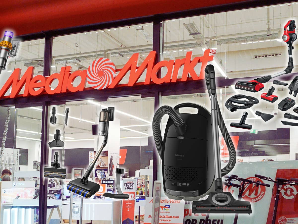 Im Hintergrund eine MediaMarkt-Filiale, davor verschiedene Sauger von Marken wie Dyson, Miele, Bosch und Dreame