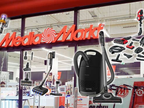 Im Hintergrund eine MediaMarkt-Filiale, davor verschiedene Sauger von Marken wie Dyson, Miele, Bosch und Dreame