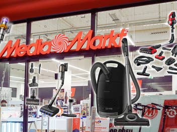 Im Hintergrund eine MediaMarkt-Filiale, davor verschiedene Sauger von Marken wie Dyson, Miele, Bosch und Dreame