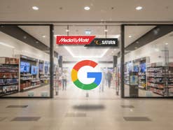 Ladenfront eines MediaMarkts mit Logo von MediaMarkt und Google