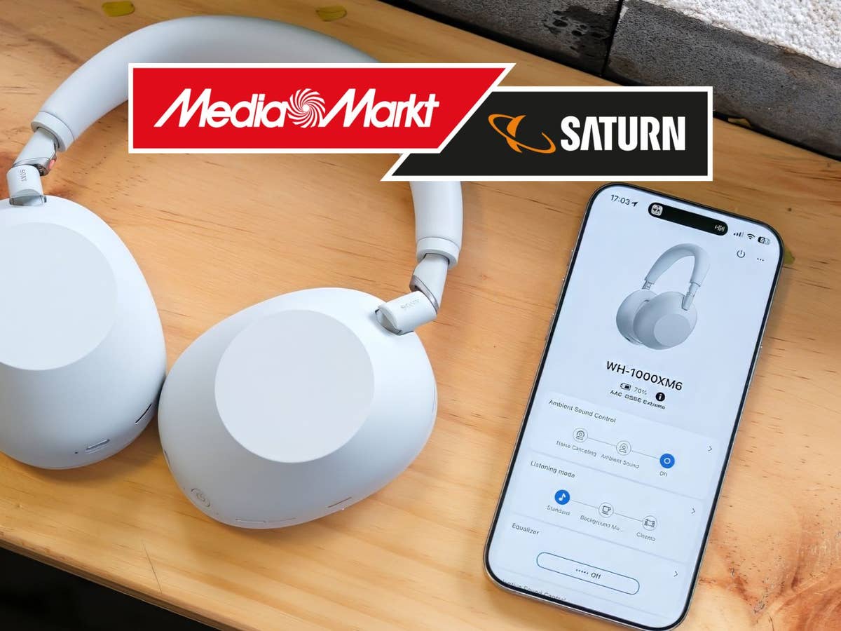 SONY WH-1000XM6 im Angebot bei MediaMarkt SONY WH-1000XM6 Kopfhörer liegen auf einem Holztisch mit einem Handy daneben.