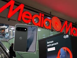 MediaMarkt-Store im Hintergrund vorne das Pixel 11 Pro von Google