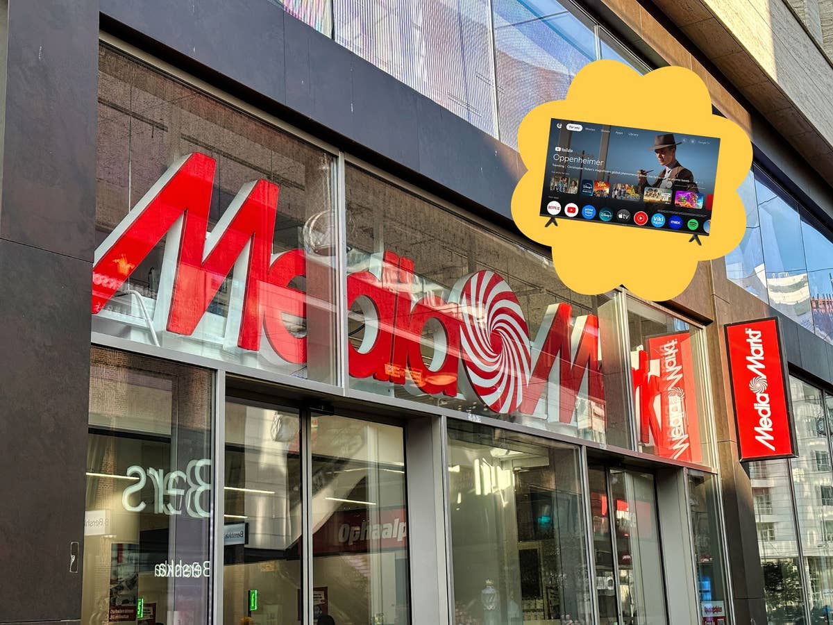 MediaMarkt verkauft 55 Zoll 4K-Fernseher für unter 300 Euro – darum ist das Angebot saustark! Ein MediaMarkt-Shop von außen. Davor sieht man einen 4K-Fernseher.