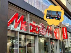 Ein MediaMarkt-Shop von außen. Davor sieht man einen 4K-Fernseher.