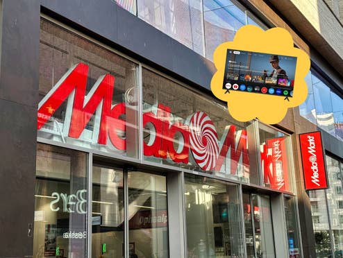 Ein MediaMarkt-Shop von außen. Davor sieht man einen 4K-Fernseher.