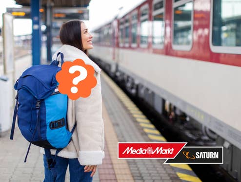 Eine Frau mit Rucksack steht am Bahngleis und schaut auf einen Zug. An ihrem Rucksack befindet sich ein Fragezeichen.