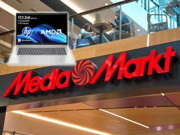 MediaMarkt-Logo in einem Einkaufzentrum Daneben ein freigestellter HP-Laptop