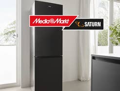 Ein Kühlschrank steht in einer Küche