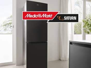Ein Kühlschrank steht in einer Küche