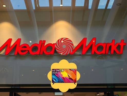 Ein LG-QNED-TV vor einem MediaMarkt-Logo.
