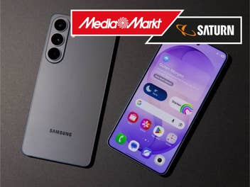 Das Samsung Galaxy S26 liegt auf einem Tisch, MediaMarkt-Saturn-Logo in der Ecke