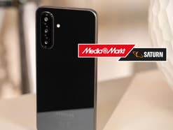 Rückseite eines Samsung-Handys mit 3-Fach-Kamera vor einem hellen Hintergrund, MediaMarkt/Saturn-Logo eingeblendet