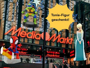 Eine MediaMarkt-Filiale mit Weihnachtsdekoration im Hintergrund. Daneben Tonie-Figuren, welche es aktuell geschenkt gibt.