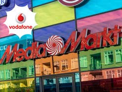 MediaMarkt Logo an einem Store mit Vodafone Logo
