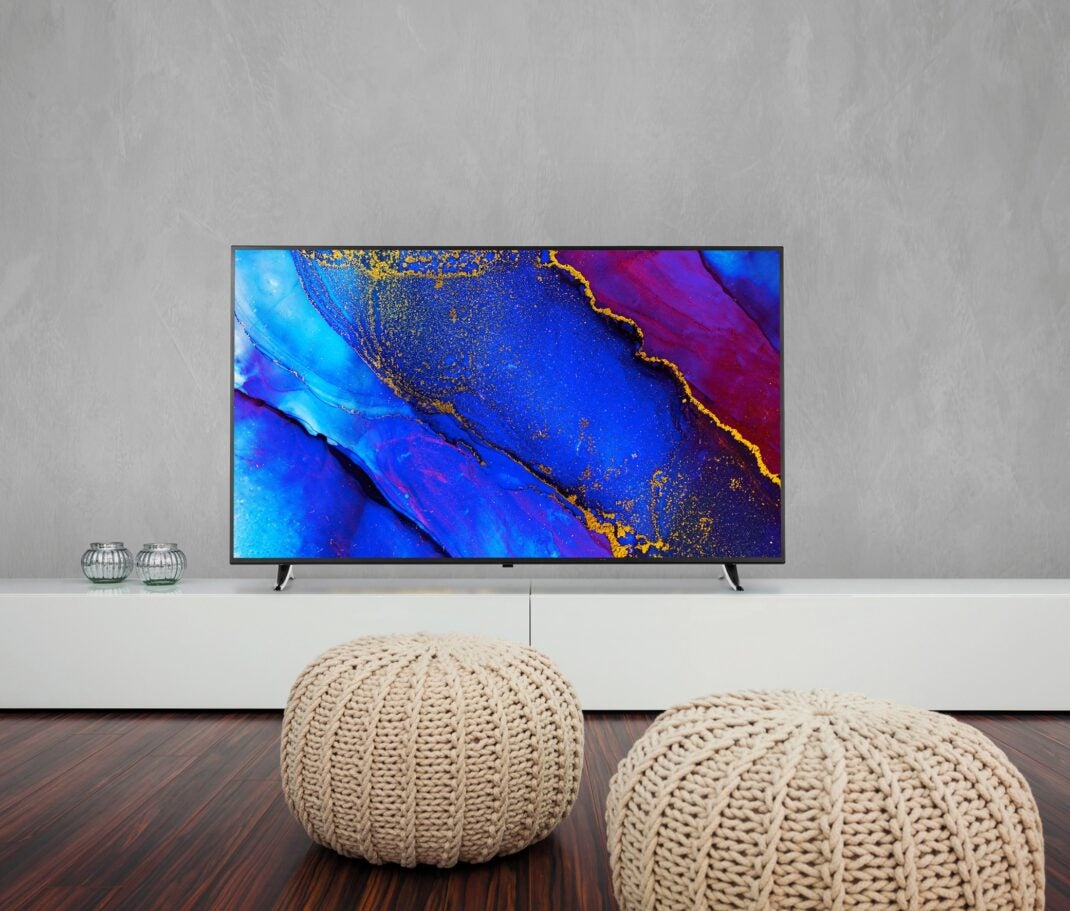 Der Smart TV Medion X16596 in einem Wohnzimmer