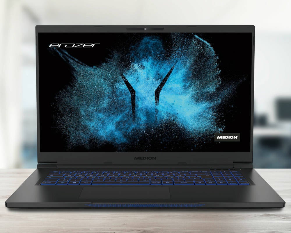 Medion Erazer X20 Beast steht aufgeklappt auf einem Tisch.