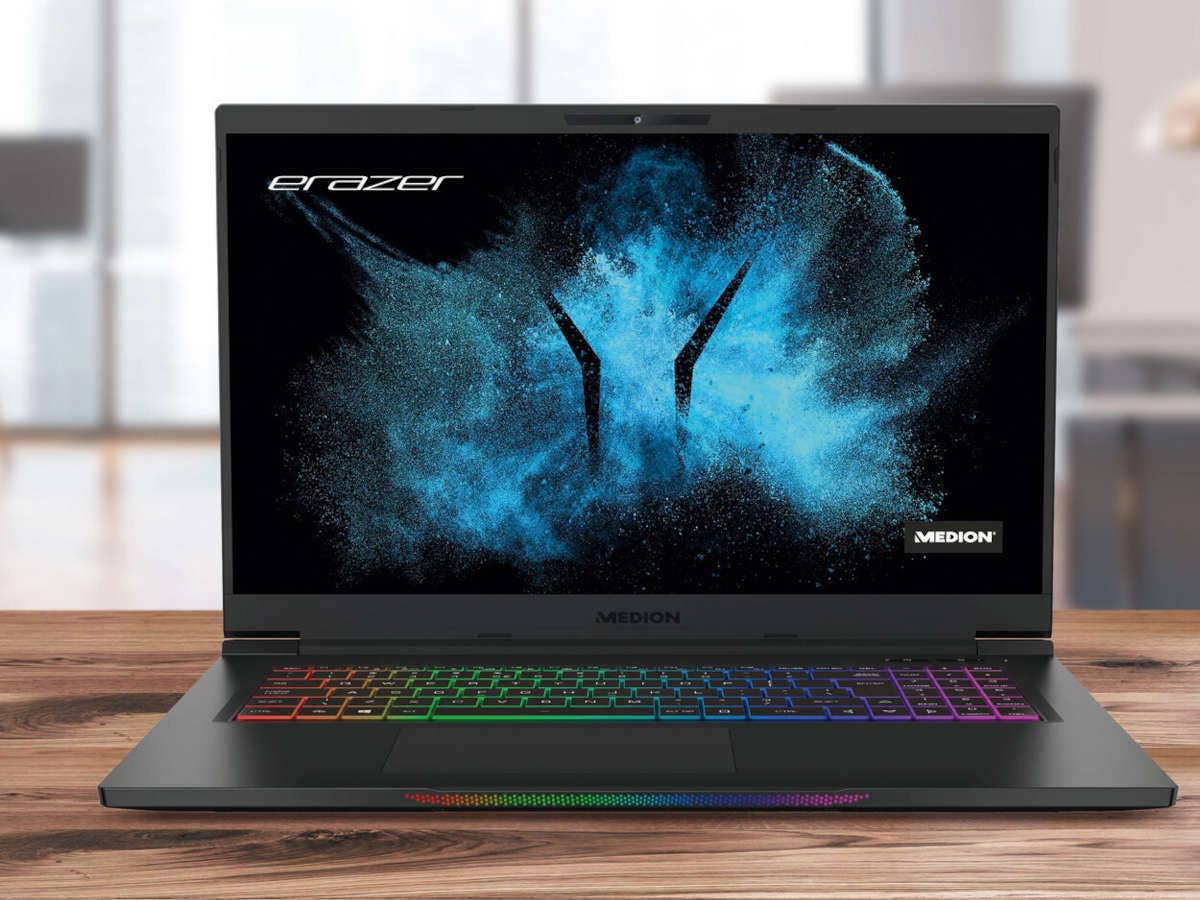 MEDION ERAZER High-End-Gaming-Notebook Beast X25 MD63965 steht geöffnet auf einem Tisch.