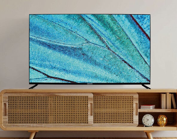 Medion Life X15516 (MD32155) Fernseher auf einer Kommode in einem Wohnzimmer.