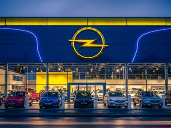 Opel-Logo an einem Autohaus.