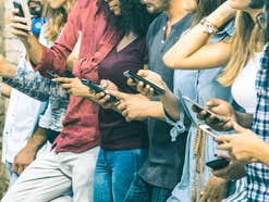 Menschen surfen im Internet auf ihren Smartphones