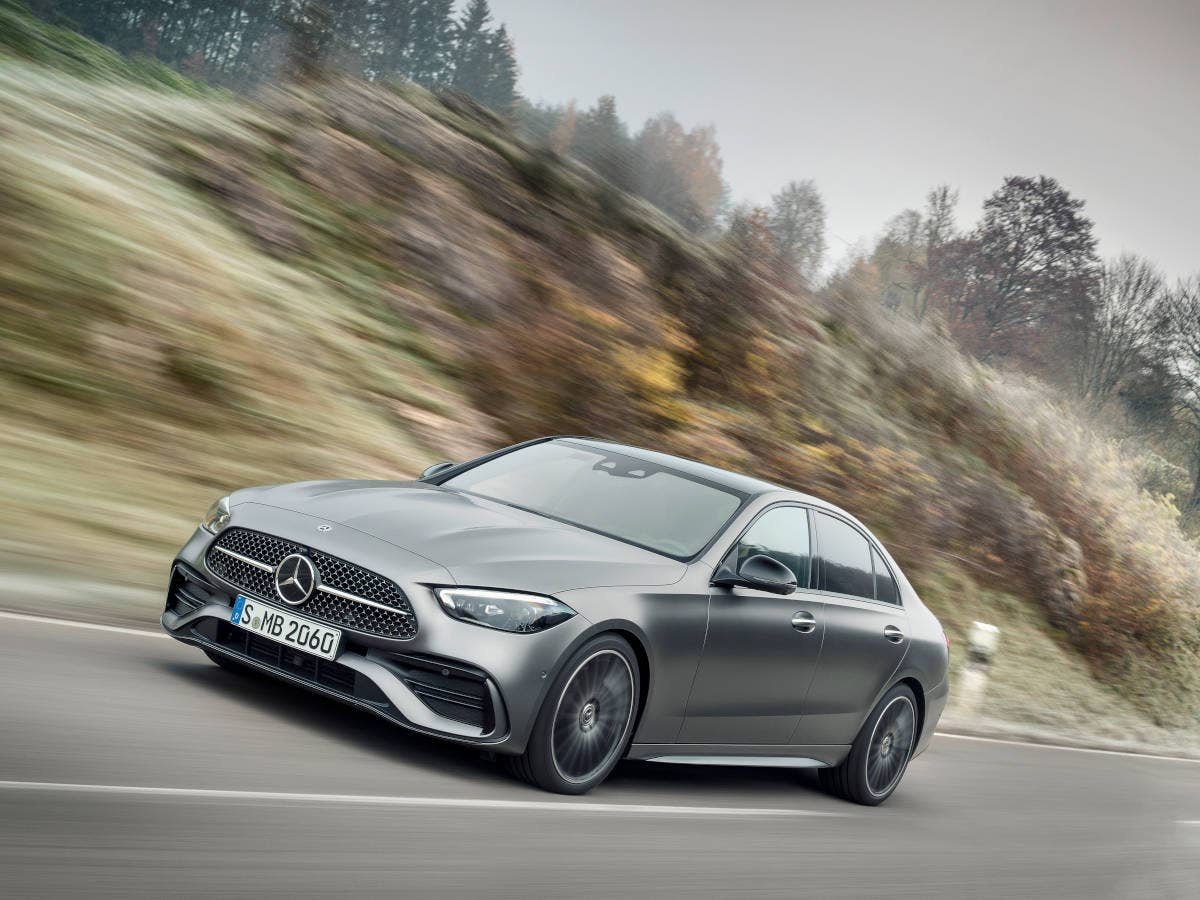 Mercedes-Benz C-Klasse 2021 Fahrt Mercedes-Benz C-Klasse 2021 während der Fahrt auf der Straße