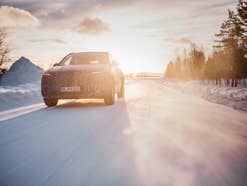 Prototyp des Mercedes-Benz EQA in winterlicher Abendsonne.