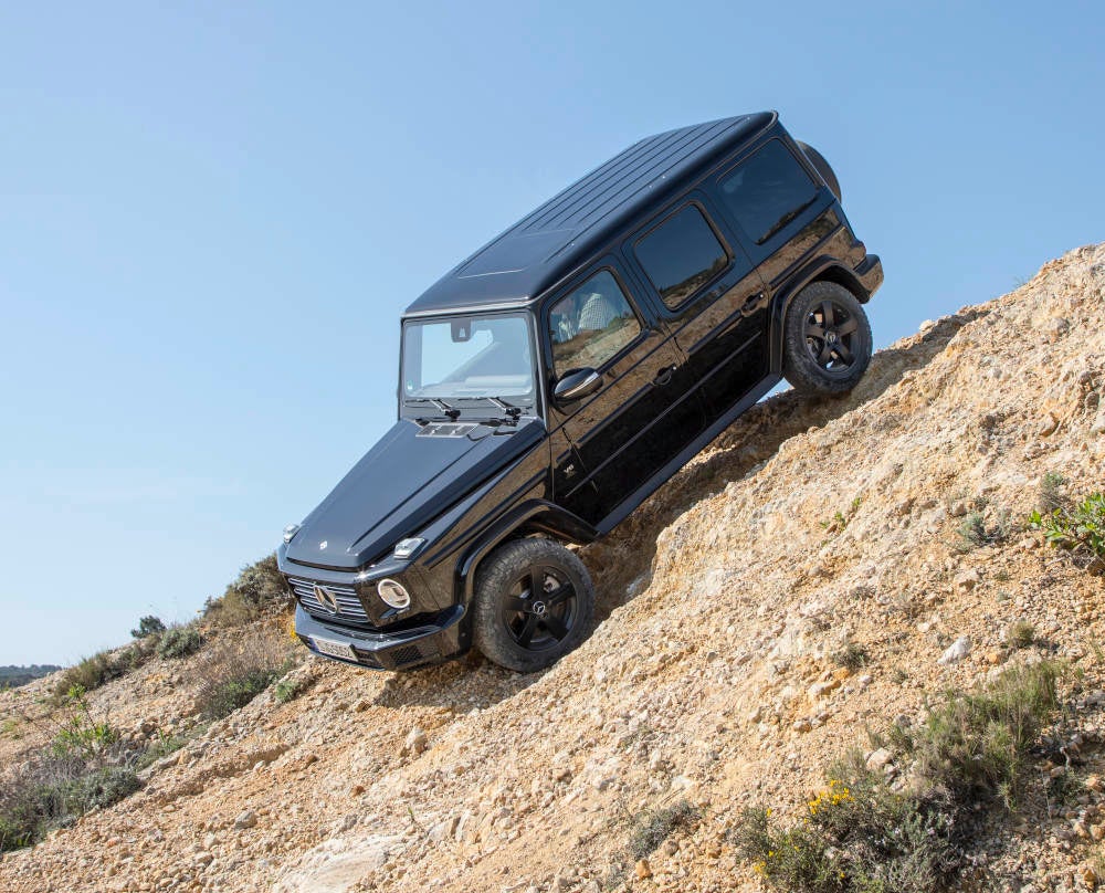 Mercedes-Benz G-Klasse fährt einen Abhang hinunter.