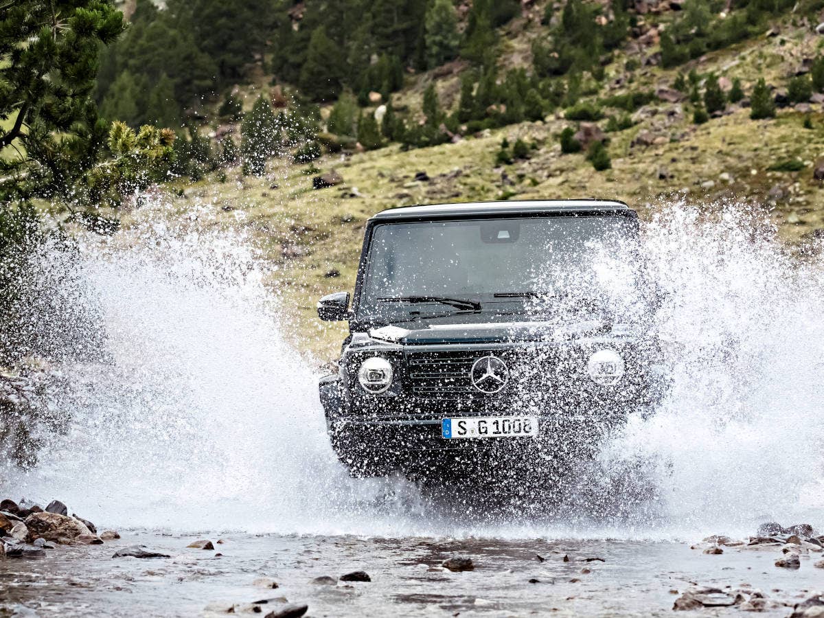 Mercedes-Benz G-Klasse fährt durch einen Fluss