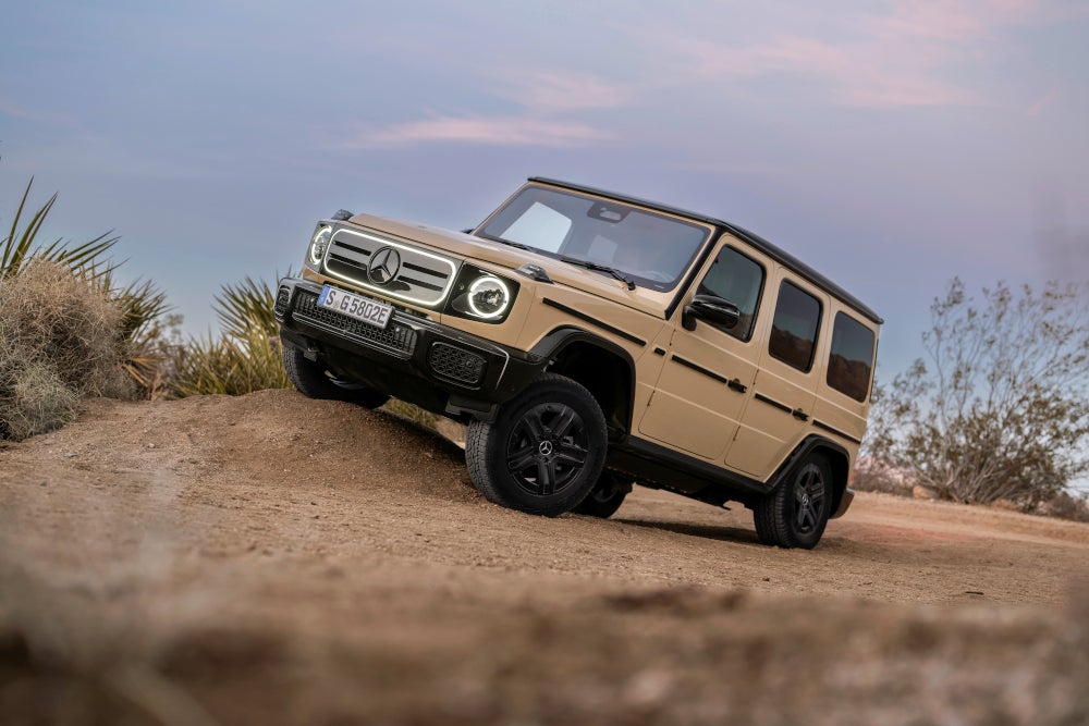 Mercedes-Benz G580 mit EQ-Technologie im Gelände in Schräglage.