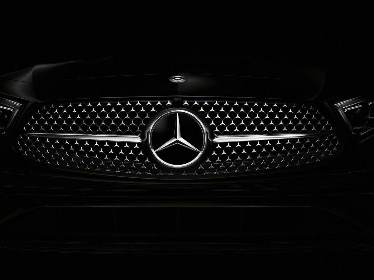 Kühlergrill eines Mercedes-Benz.