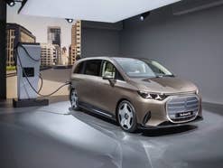 Mercedes-Benz VLE bei der statischen Weltpremiere an einer Ladesäule.