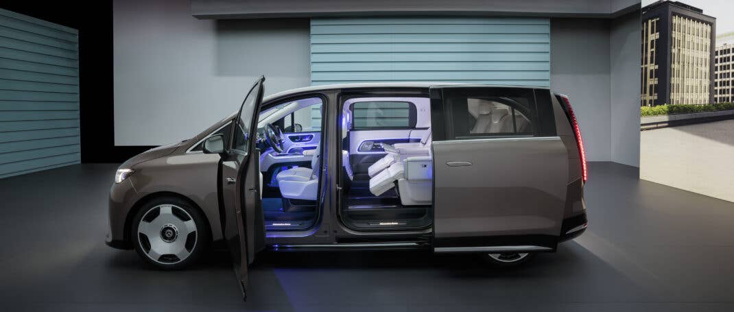 Mercedes-Benz VLE mit geöffneter Seitentür.