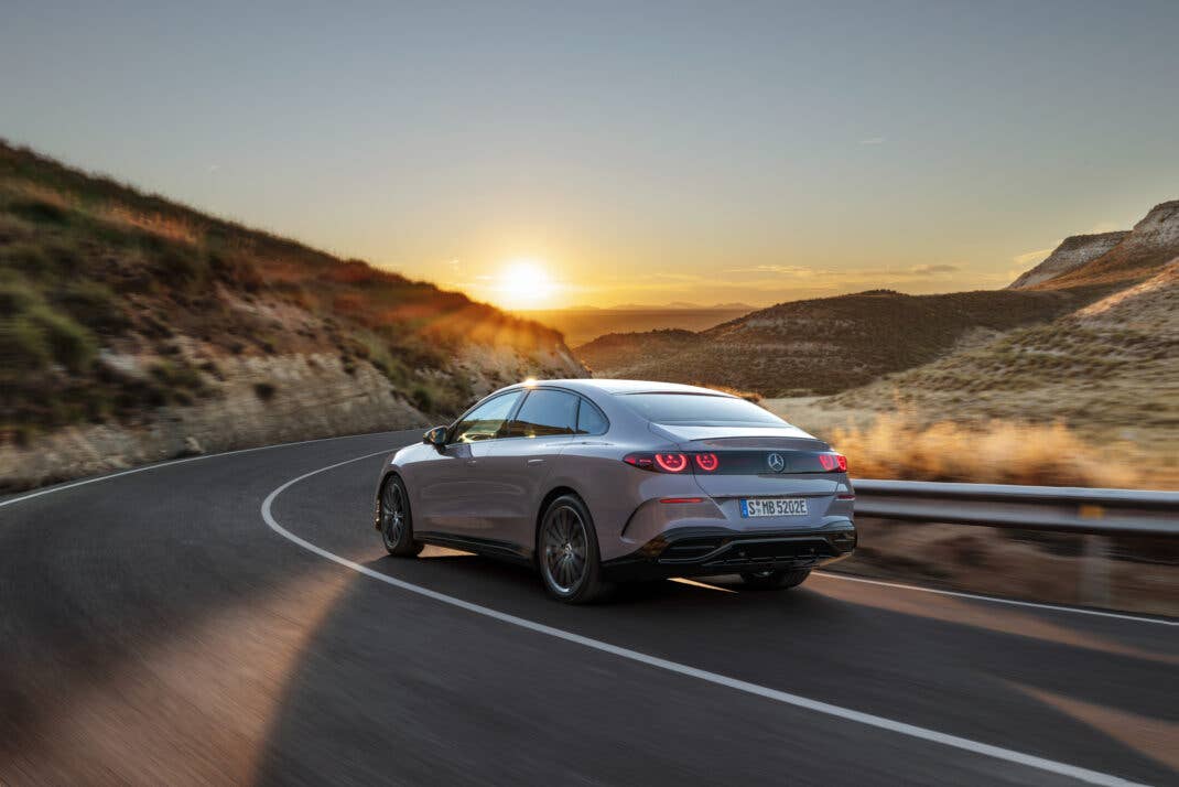 Mercedes-Benz C 400 4MATIC elektrisch Heckansicht.