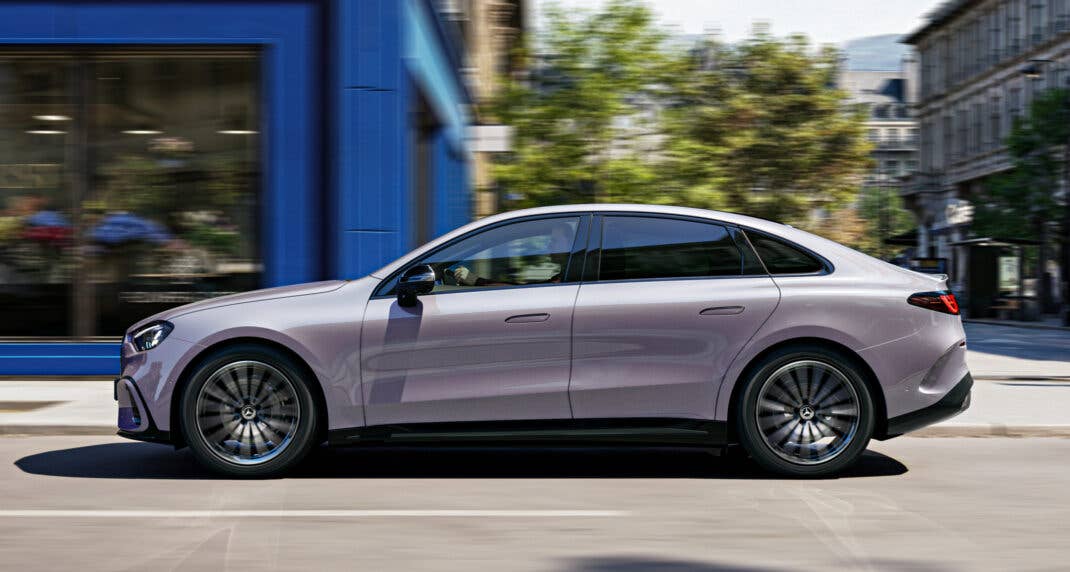 Mercedes-Benz C 400 4MATIC elektrisch Seitenansicht.