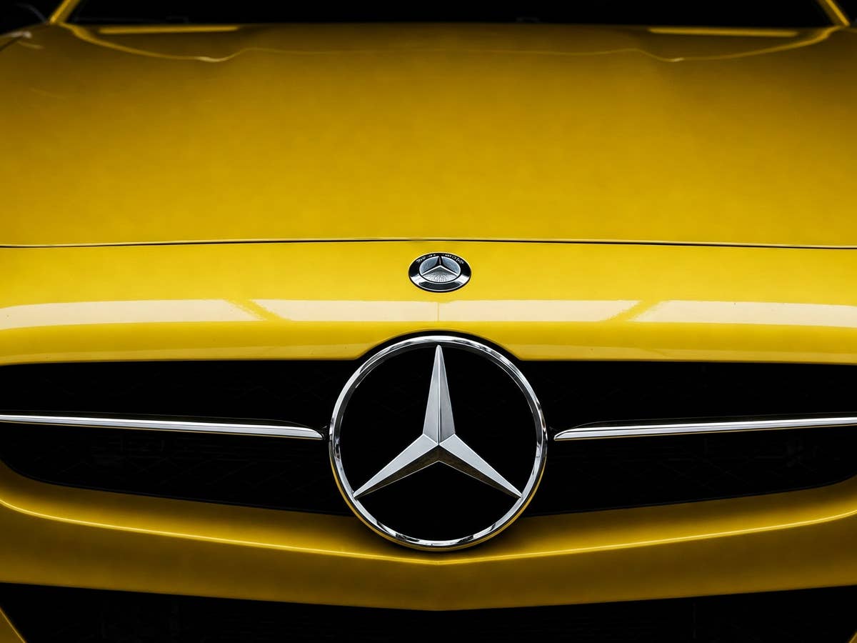 Mercedes-Logo an der Front eines Autos.