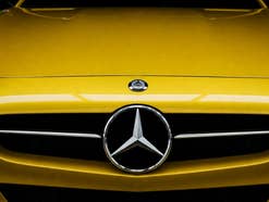 Mercedes-Logo an der Front eines Autos.
