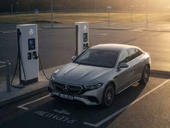 Mercedes an einer Ladesäule.