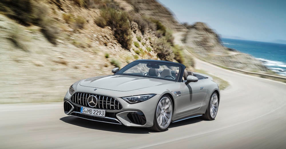 Mercedes-AMG SL 55 4MATIC auf einer Straße.