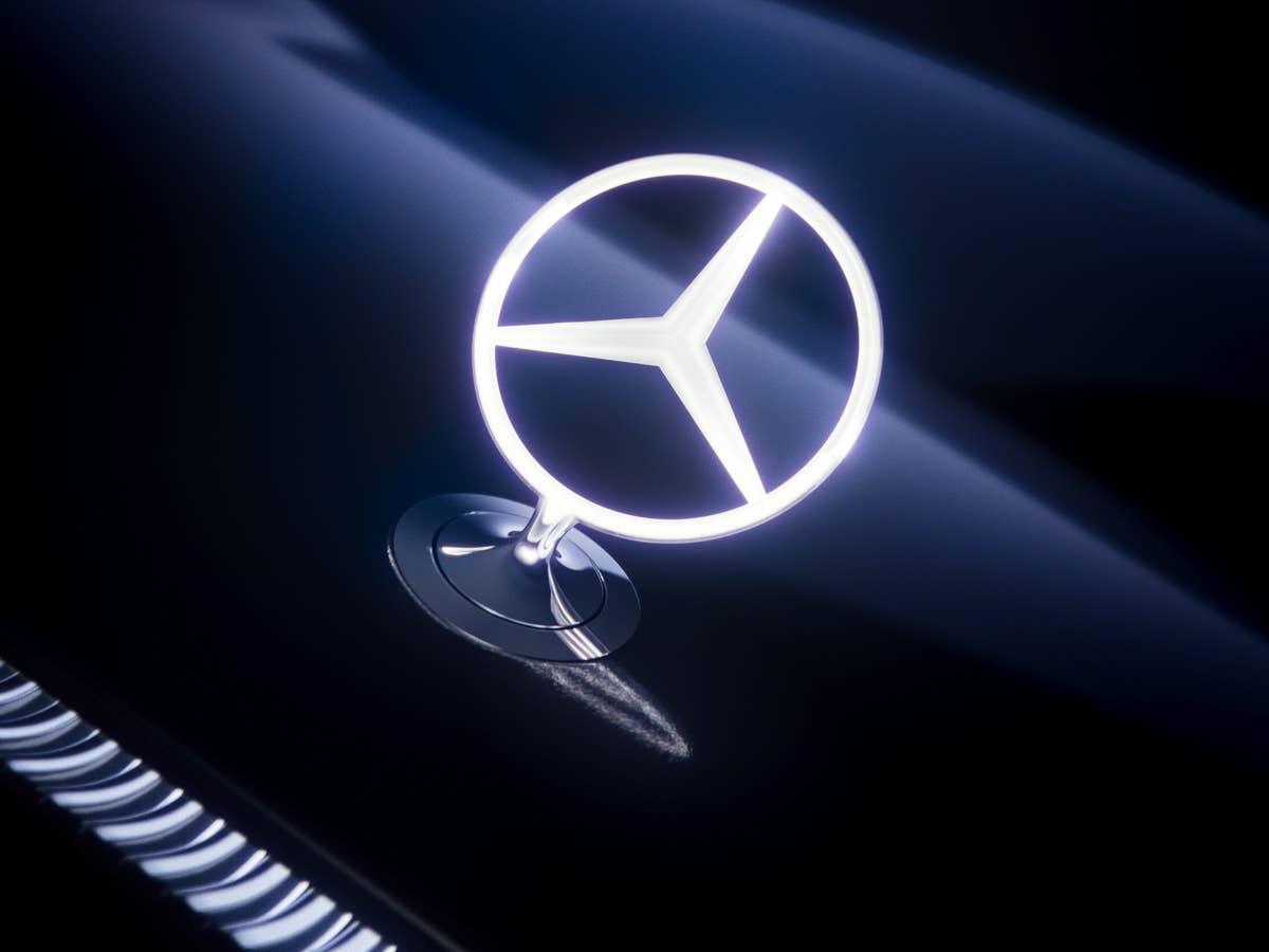 Beleuchteter Mercedes-Stern auf dem Mercedes Vision V.