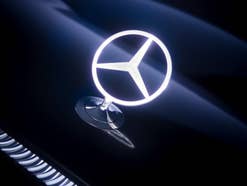 Mercedes: So irre ist der neue Elektro-Van der Zukunft Beleuchteter Mercedes-Stern auf dem Mercedes Vision V.