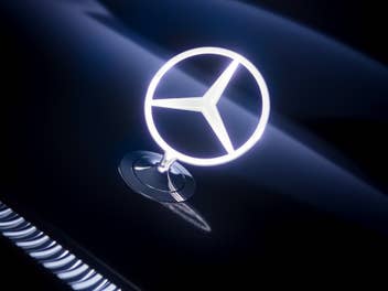 Beleuchteter Mercedes-Stern auf dem Mercedes Vision V.