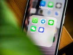 Messenger-Apps auf einem Handy WhatsApp, Telegram und Co. auf einem Homescreen