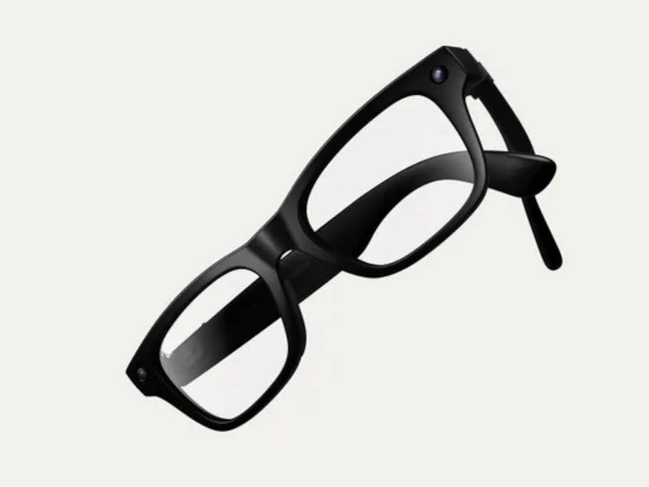Die schwarze Ray-Ban Meta Blayzer Smartglass schwebt schräg vor einem hellen Hintergrund.