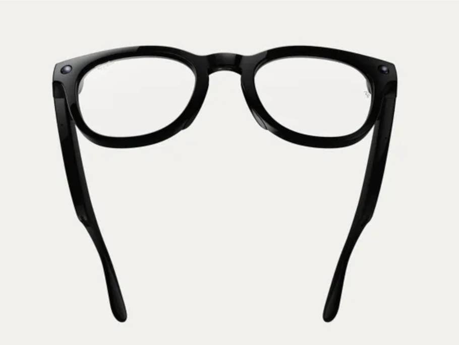 Frontalansicht der schwarzen Ray-Ban Meta Scriber mit Fokus auf die schmale Fassung und die integrierten Kameralinsen.