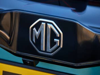 MG-Logo an der Front eines Autos.