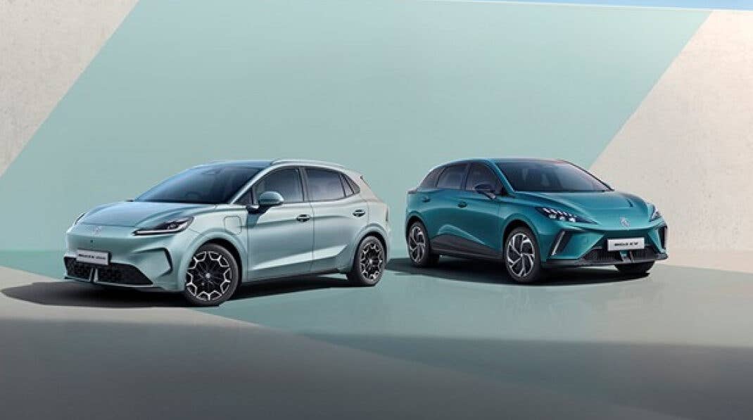 MG MG4 EV und MG MG4 EV Urban in der frontalen Seitenansicht.