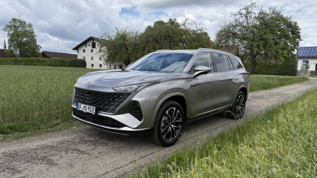 MG S9 PHEV auf einem Feldweg bei München in der Frontansicht.