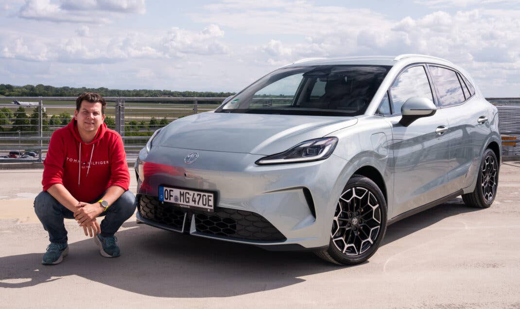 MG4 EV Urban im Test von inside digital neben Hayo Lücke.